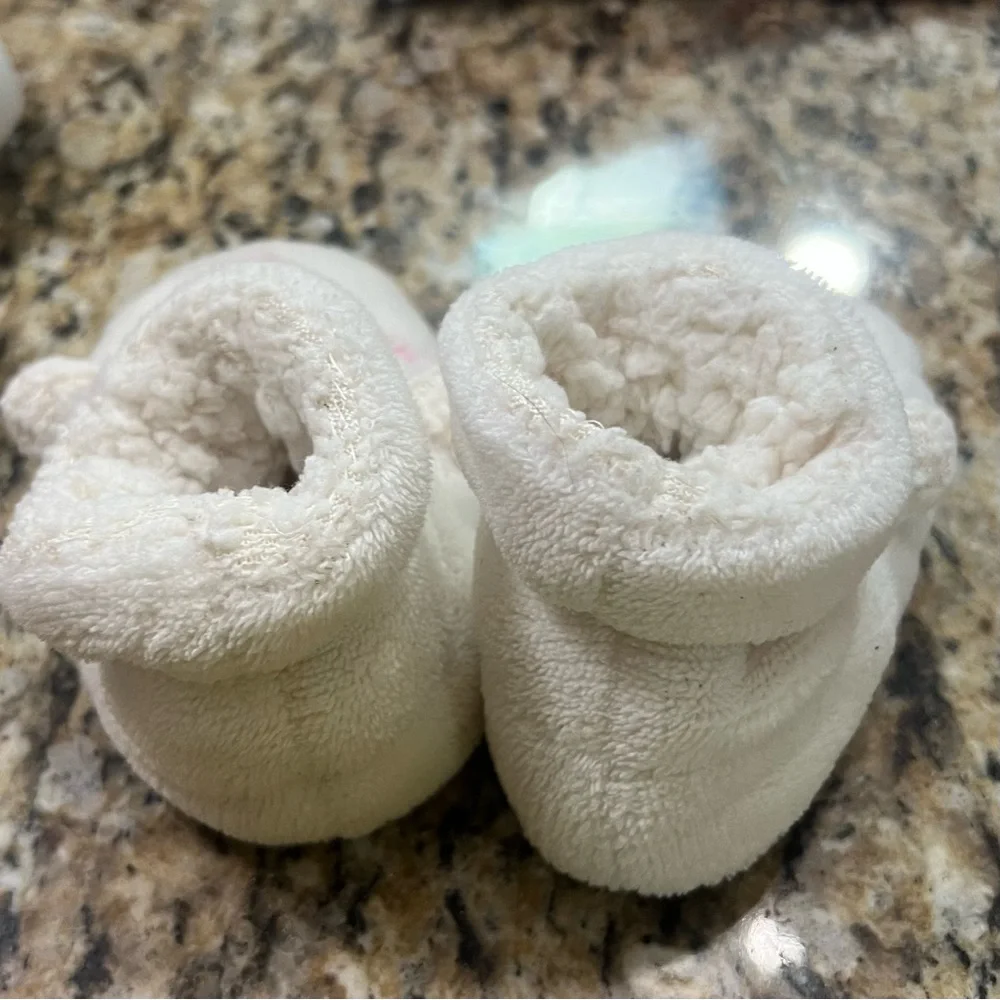 🦄$4 add on item🦄OR❤️5/$25❤️ BOUTIQUE | fuzzy slippers baby girl
